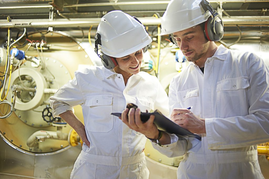 Technisch team werkt samen op de werkvloer