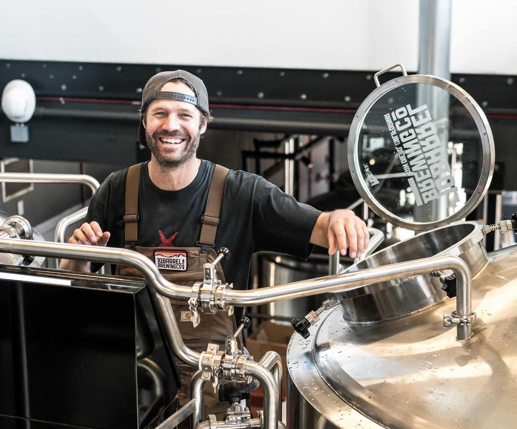 Brouwer werkt aan een brouwketel in de brouwerij