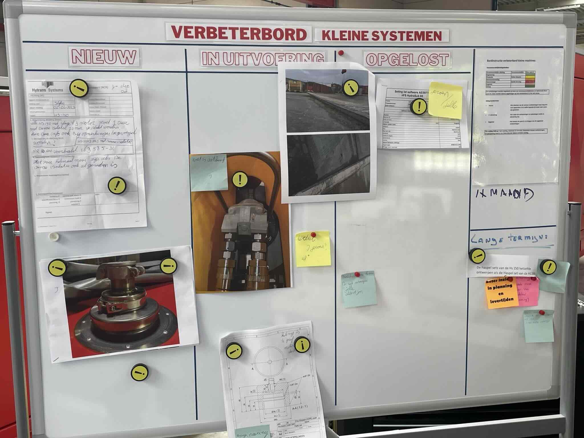 Verbeterbord met de kolommen ‘Nieuw’, ‘In uitvoering’ en ‘Opgelost’ in de werkplaats van Hytrans Pompen.