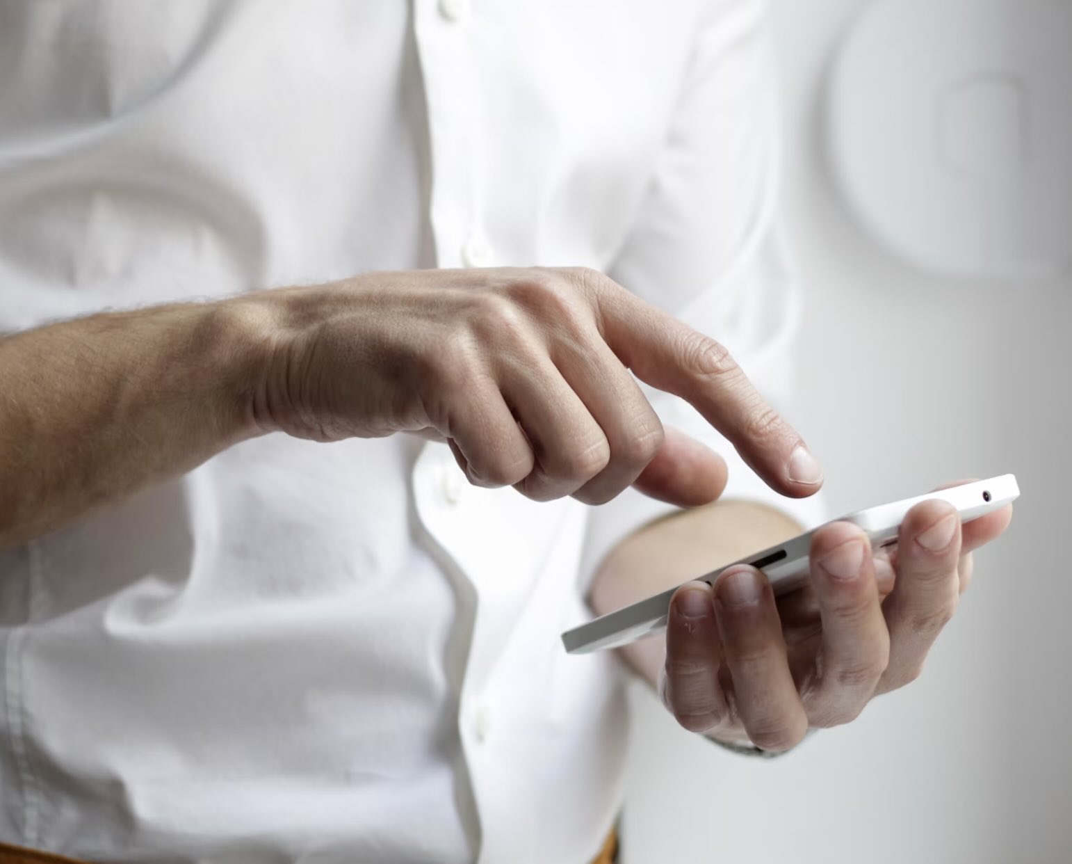 Persoon bedient een smartphone met één hand.