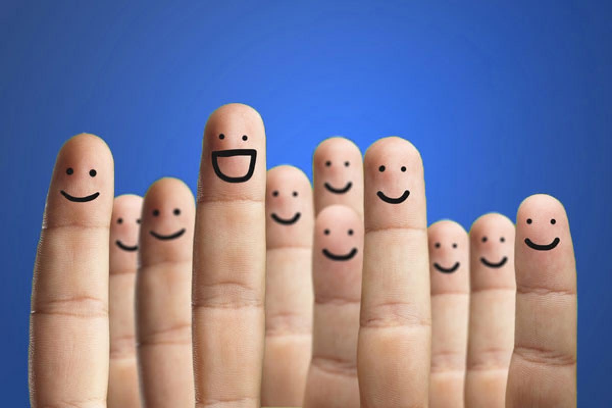 Groep vingers met getekende gezichten staat naast elkaar tegen een blauwe achtergrond.