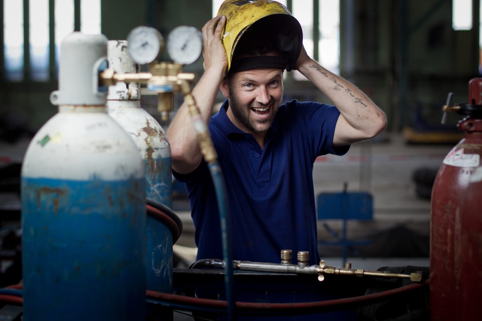 Technisch medewerker zet zijn laskap op in een werkplaats.