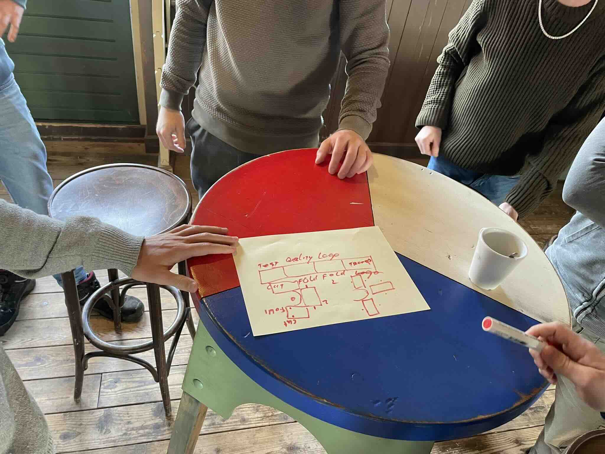 Deelnemers werken samen aan een procesverbeteringsoefening op papier.