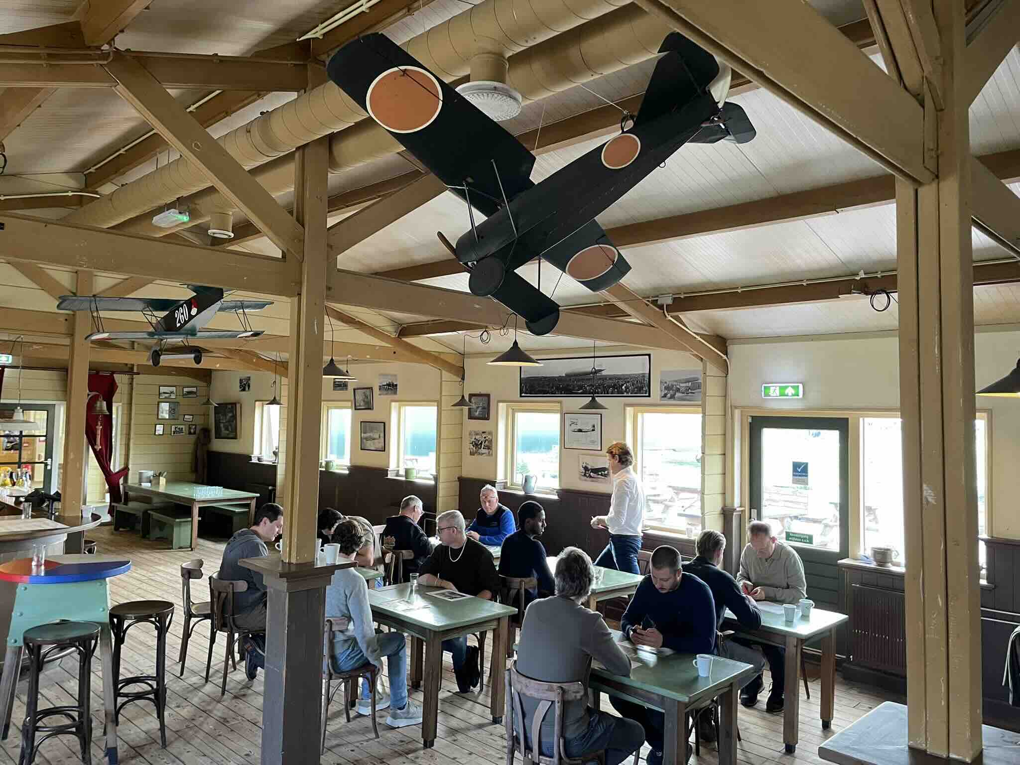 Deelnemers werken in kleine groepen aan opdrachten tijdens een training.