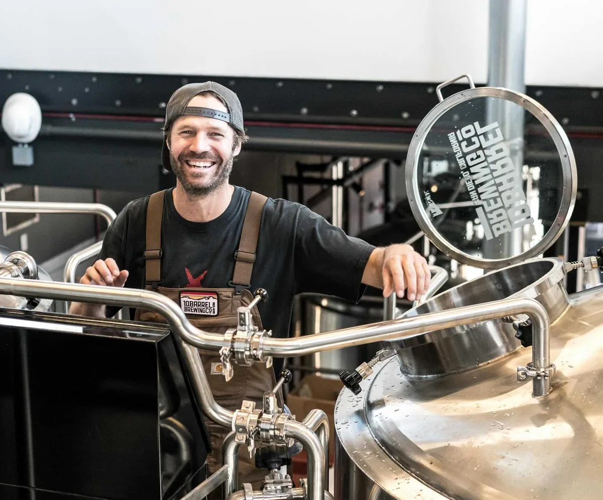 Brouwer werkt aan een brouwketel in de brouwerij